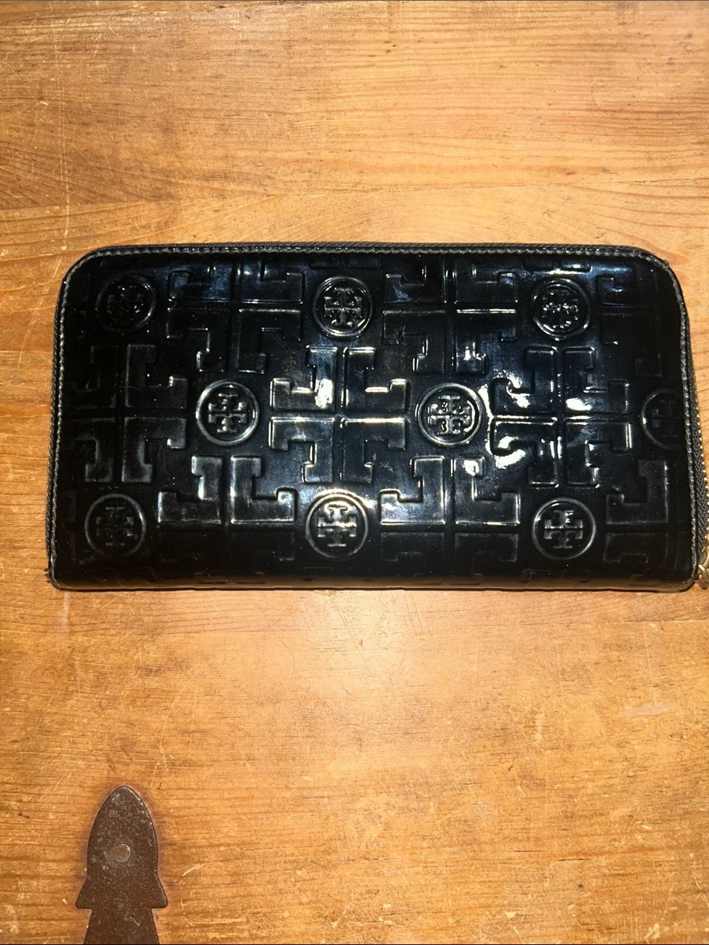 Tory Burch Black Patent Leather Embossed Logo Zip Around Continental Wallet